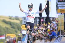 Tadej Pogacar celebra su victoria en la Etapa 20 del Tour de Francia