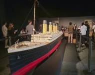 Visitantes contemplan varias de las obras que forman parte de la exposición sobre el Titanic.