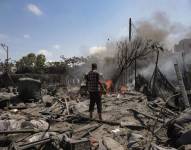 Palestinos inspeccionan la escena después de una incursión israelí contra las tiendas de campaña de los desplazados en la zona de Al Mawasi de Jan Yunis, en el sur de la Franja de Gaza, el 13 de julio de 2024.