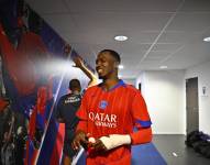 Willian Pacho celebró el triunfo del PSG ante el Olympique Lyon.