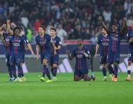 William Pacho (de rodillas) y sus compañeros del PSG celebran el título de la Copa Intercontinental, ganada en penales al Flamengo.