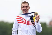 El ciclista belga, Remco Evenepoel, luce su medalla de oro en los Juegos Olímpicos de París 2024