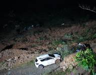 Fotografía cedida por la Gobernación del Chocó que muestra restos de vehículos y lodo en el lugar donde ocurrió un derrumbe, el viernes 12 de enero de 2024