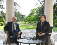 El presidente argentino, Alberto Fernández (i), y el mandatario electo, Javier Milei, se reunieron este martes en la Quinta de Olivos