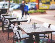 Restaurantes vacíos se ven en varias ciudades de Ecuador.