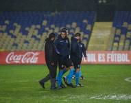 Árbitros inspeccionan el estado del campo de juego del estadio de Audax Italiano