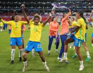 Jugadoras de Brasil celebran este martes, al final de un partido de las semifinales de la Copa América Femenina entre Brasil y Uruguay en el estadio Rodrigo Paz Delgado en Quito (Ecuador).