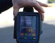 Agentes de tránsito realizan un control de velocidad en Quito.