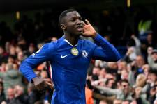 Moisés Caicedo, del Chelsea, en la celebración de su gol contra el Liverpool.