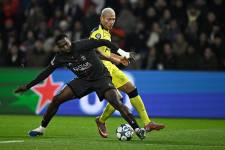 El defensa ecuatoriano del Paris Saint-Germain, Willian Pacho (izquierda), disputa el balón con el delantero brasileño del Tottenham, Richarlison, durante la quinta jornada de la fase inicial de la Champions League