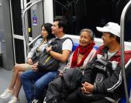 Imagen de usuarios en el Metro de Quito.