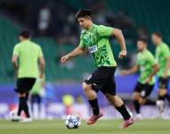 Dastán Satpáyev en un partido con el Kairat de Kazajistán