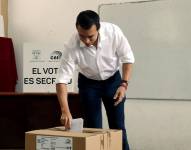 El presidente Daniel Noboa vota en la Consulta Popular del 21 de abril de 2024.