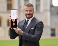El exfutbolista inglés David Beckham posa con su medalla después de ser nombrado Caballero (Knight Bachelor) por sus servicios al deporte y a la caridad durante una ceremonia de investidura en el Castillo de Windsor el 4 de noviembre de 2025.