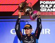 Max Verstappen levanta el trofeo de campeón del Gran Premio de Baréin