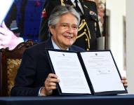 Firma del decreto ley para la condonación de deudas a estudiantes que fue rechazado por la Corte Constitucional.