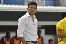 Gabriel Pereyra dirigiendo un partido con Aucas por la LigaPro