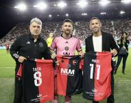 Gerardo Martino, Lionel Messi y Maxi Rodríguez posan con la camiseta de Newell's