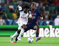 El delantero ghanés del Tottenham Hotspur, Mohammed Kudus (#20), avanza con el balón ante la marca del defensor ecuatoriano del París Saint-Germain, Willian Pacho (#51), durante la final de la Supercopa de Europa 2025.