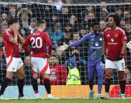 Jugadores del Manchester United lamentando la goleada.
