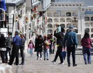 Día de los difuntos. Personas visitando el cementerio de San Diego en el Centro Histórico de Quito.