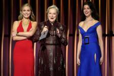 Imagen de Emily Blunt, Meryl Streep y Anne Hathaway en el escenario en los premios SAG 2024.