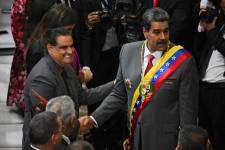 El presidente de Venezuela, Nicolás Maduro, saluda a Alex Saab.