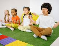 Niños meditando
