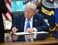El presidente de Estados Unidos, Donald Trump, firma un decreto ejecutivo en el Despacho Oval de la Casa Blanca, en Washington.