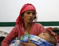 Una mujer junto a su bebé, ambos víctimas del terremoto, sentados en el hospital Bheri en Nepalguni, Nepal.