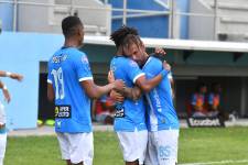 Jugadores del Manta FC celebran su victoria contra Técnico Universitario por la primera fecha del cuadrangular del no descenso de la LigaPro