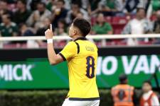 Jordy Alcívar celebra su gol con la selección de Ecuador ante México en partido amistoso