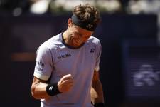 El noruego Casper Ruud, tercera cabeza de serie, celebra un tanto contra el argentino Tomás Etcheverry (13), durante su partido de las semifinales del Torneo Conde de Godó, este sábado en Barcelona.