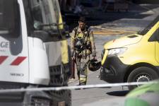 Un bombero en la zona de ocio de las Atalayas, en la ciudad española del Murcia.