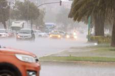 Fuerte lluvia en el sector de la Av. Naciones Unidas y 6 de diciembre, estadio Olímpico Atahualpa.
