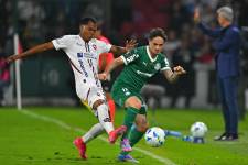 El extremo de Liga de Quito, Bryan Ramírez, disputa el balón contra el defensor de Khellven por la semifinal de ida de la Copa Libertadores