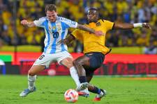 El defensa de la selección de Ecuador, Willian Pacho, disputa el balón con Alexis Mac Allister