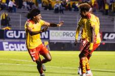 Jugadores de Aucas celebrando.