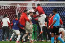 Jugadores de Turquía celebran su clasificación a los cuartos de final