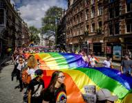Miles de personas portan una bandera gigante del arcoíris mientras caminan en la Marcha del Orgullo Gay por el centro de Ámsterdam el 29 de julio de 2017. EFE/EPA/SANDER KONING