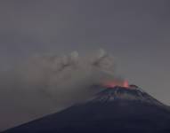 Fotografía del volcán Popocatépetl en actividad, la madrugada del 17 de mayo de 2023, en el poblado en San Mateo Ozolco, Puebla (México). EFE/Hilda Ríos/Archivo