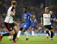 Moisés Caicedo (25), jugadore del Chelsea, en el partido ante el Fulham en la Premier League.