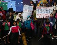 Miles de personas participan en una marcha con motivo del Día Internacional de la Mujer en Ecuador.