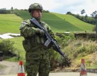 Militares ecuatorianos realizan patrullajes en Carchi, en la frontera de Colombia.