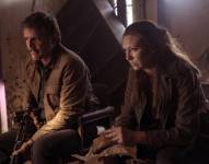 Fotograma cedido por HBO donde aparece el actor Pedro Pascal como Joel Miller y la actriz Anna Torv como Theresa Servopoulos, durante una escena de la serie de HBO Max The Last of Us. EFE/Liane Hentscher/HBO
