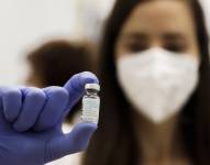 Esta es una de las 3 Noticias que debes saber hoy. Los médicos son prioridad en la inoculación contra la enfermedad, de la que ya se han registrado 185 casos en nuestro país; el 89 % son hombres. (Foto: EFE).