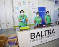 En una empresa en Quito se confeccionan uniformes para trabajadores del aeropuerto de Baltra.