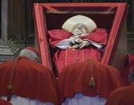 Cardenales rinden homenaje al Papa Francisco en la Basílica de San Pedro del Vaticano, donde su cuerpo permanecerá en el altar durante tres días, el 23 de abril de 2025.