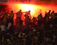 La zona de general del estadio Monumental, tuvo una intensa actividad de encendido de bengalas.
