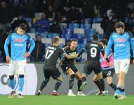 El mediocampista de Lazio Matias Vecino festeja junto a sus compañeros tras marcar el 0-1 ante Nápoli.